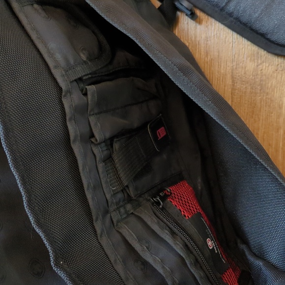 Swiss Gear by Wenger Messenger Bag - Picture 9 of 15